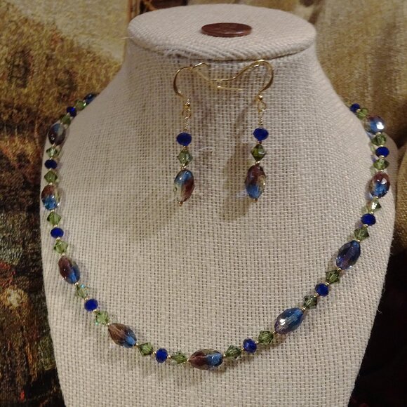 Artisanal necklace/earring set designed around rice beads and crystals - Picture 4 of 9